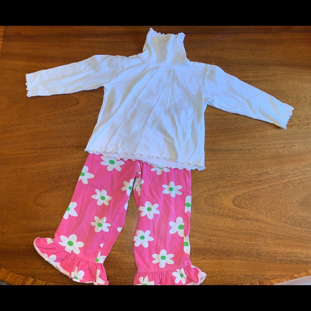 White turtleneck with pink flowered pants - Picture 1 of 3